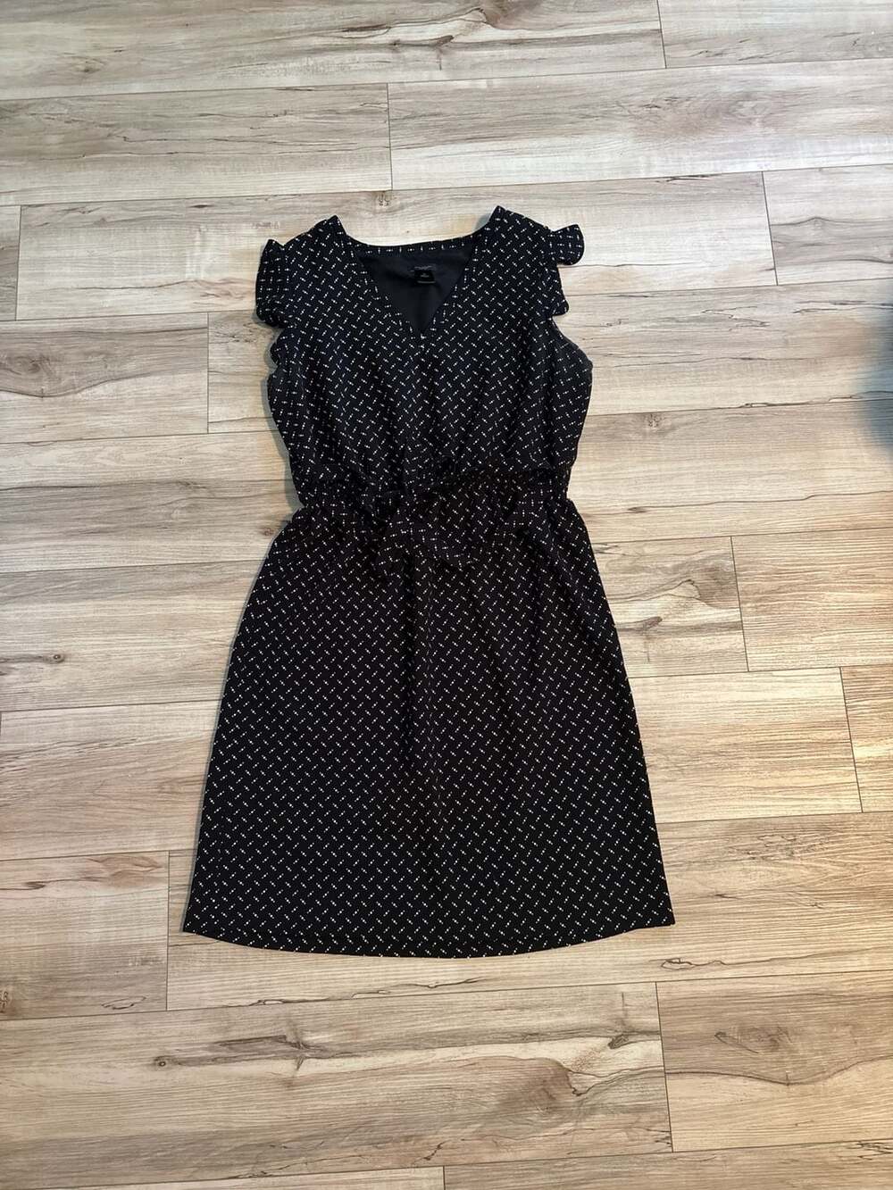 Ann Taylor Factory Black Dotted V-Neck Flutter Sleeve Tie-Waist Dress Size M